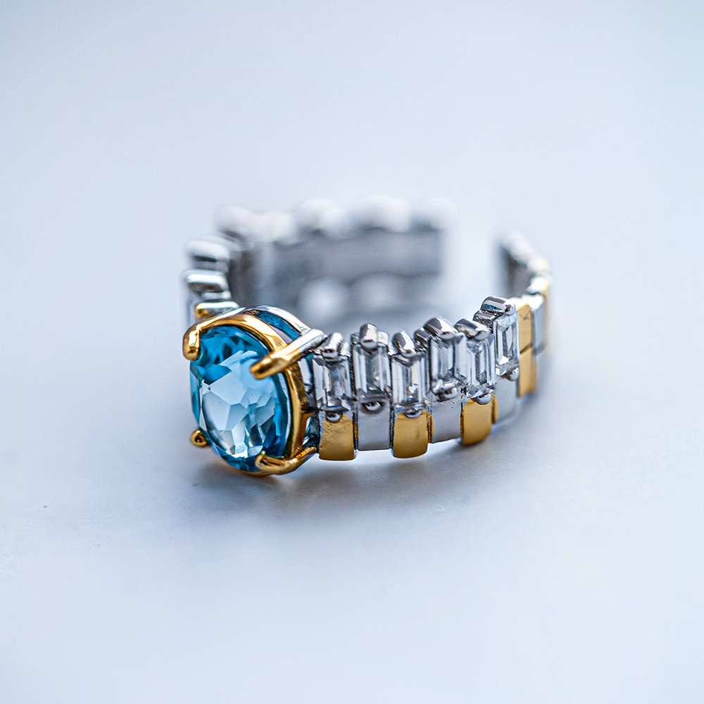 天空蓝托帕石戒指