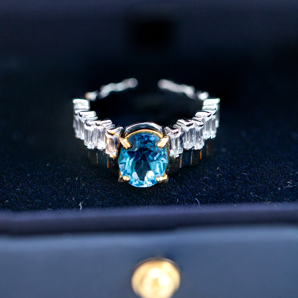 天空蓝托帕石戒指