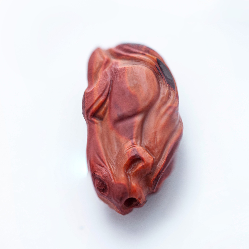 南红雕马面刻件