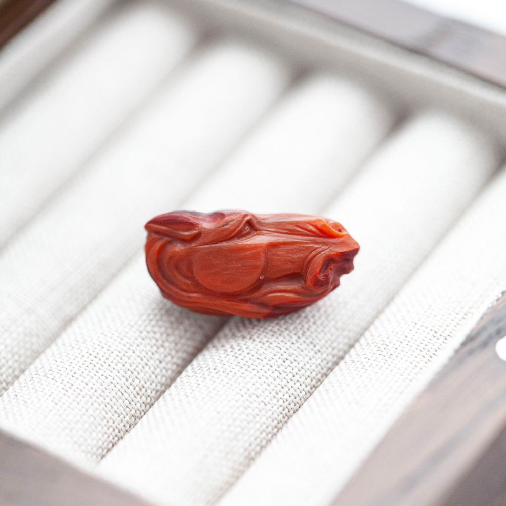 南红雕马面刻件