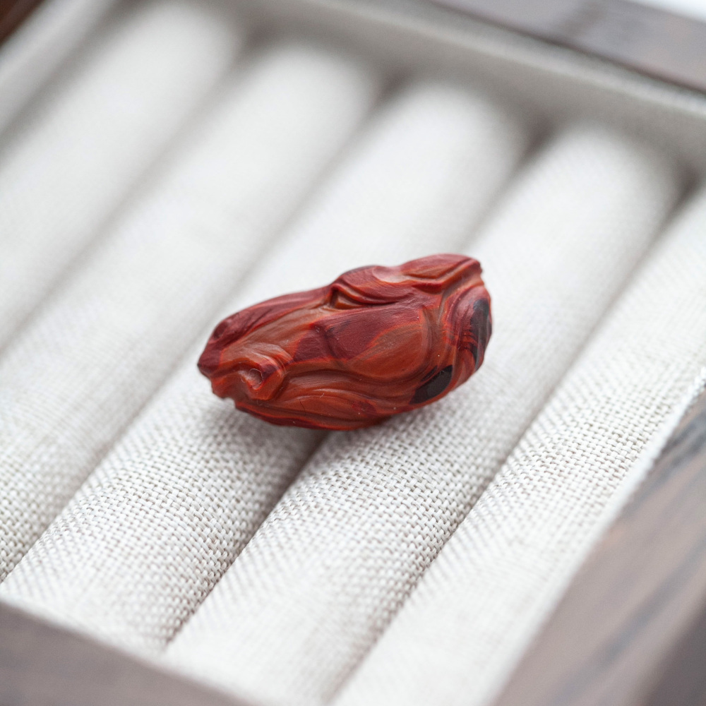 南红雕马面刻件