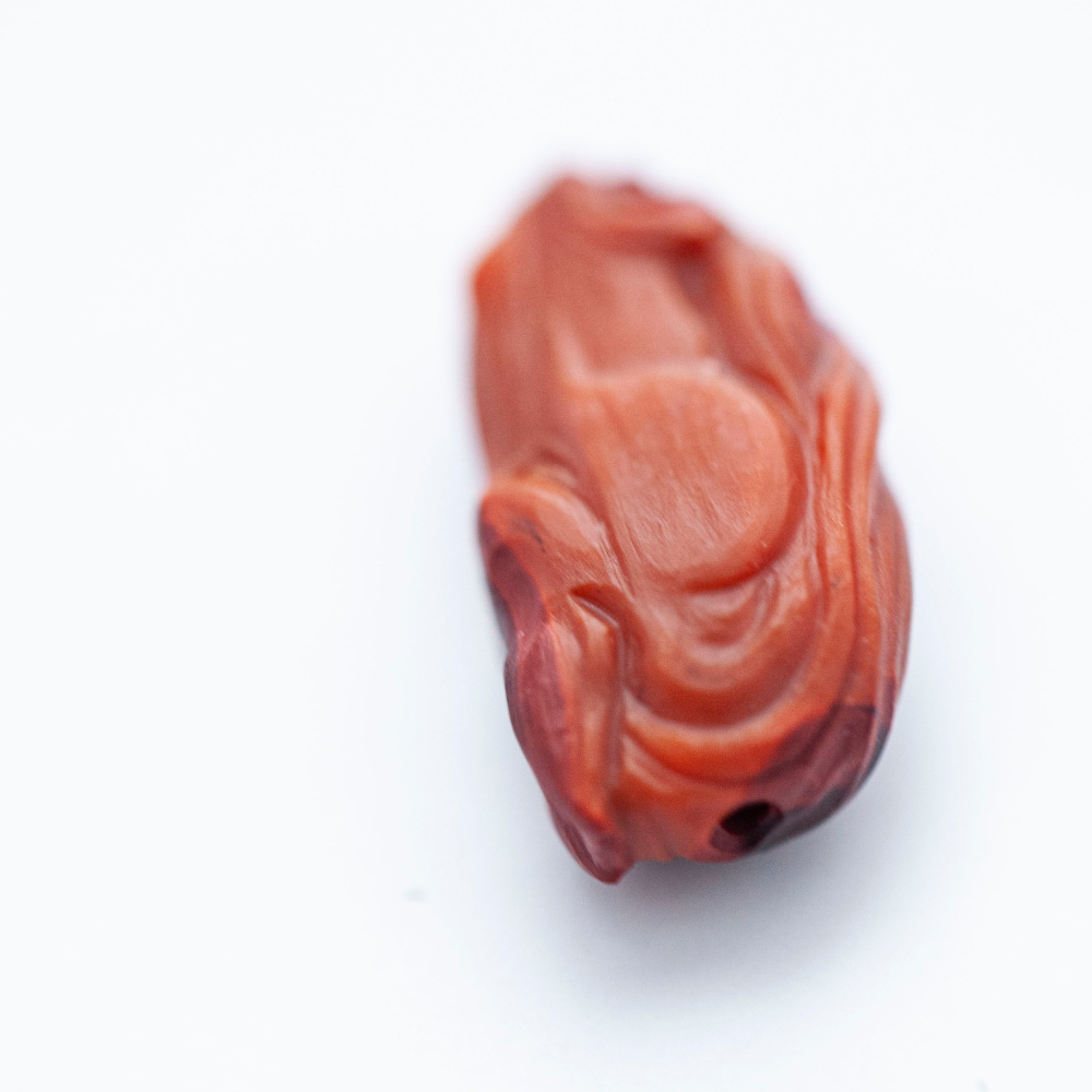 南红雕马面刻件