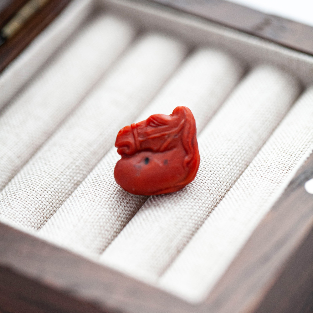 南红雕刻件马面