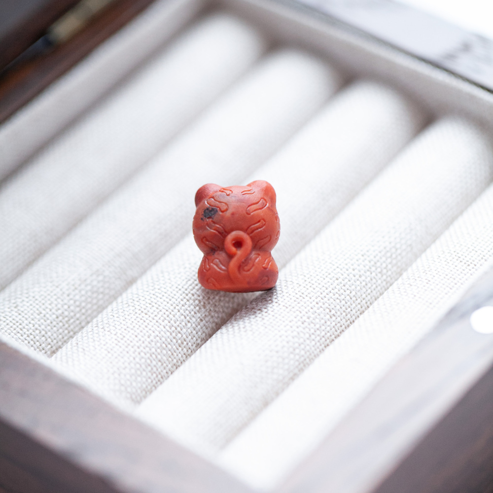 南红雕刻件小萌猫造型