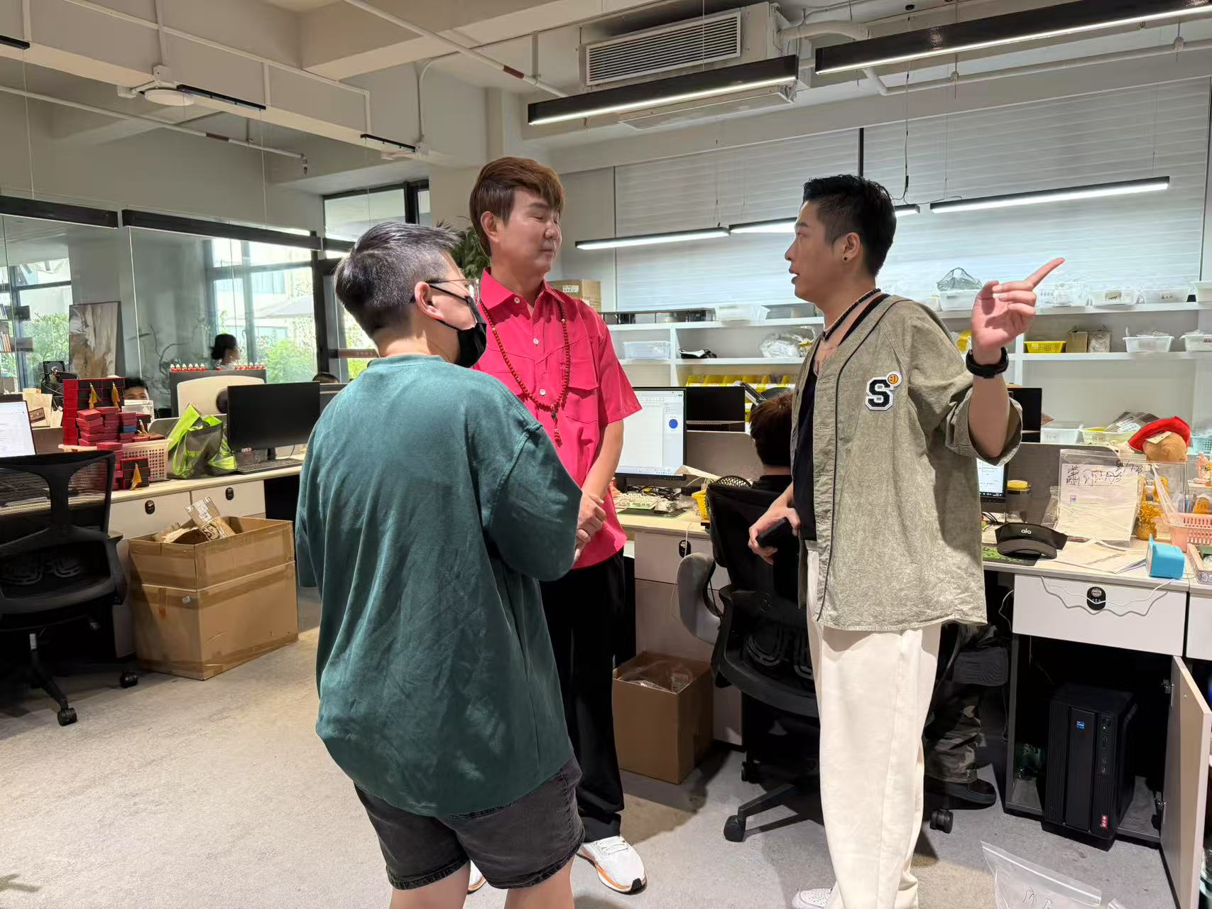 马来西亚主持人Gary叶俊岑到访广州壹轩珠宝 深入交流共话合作