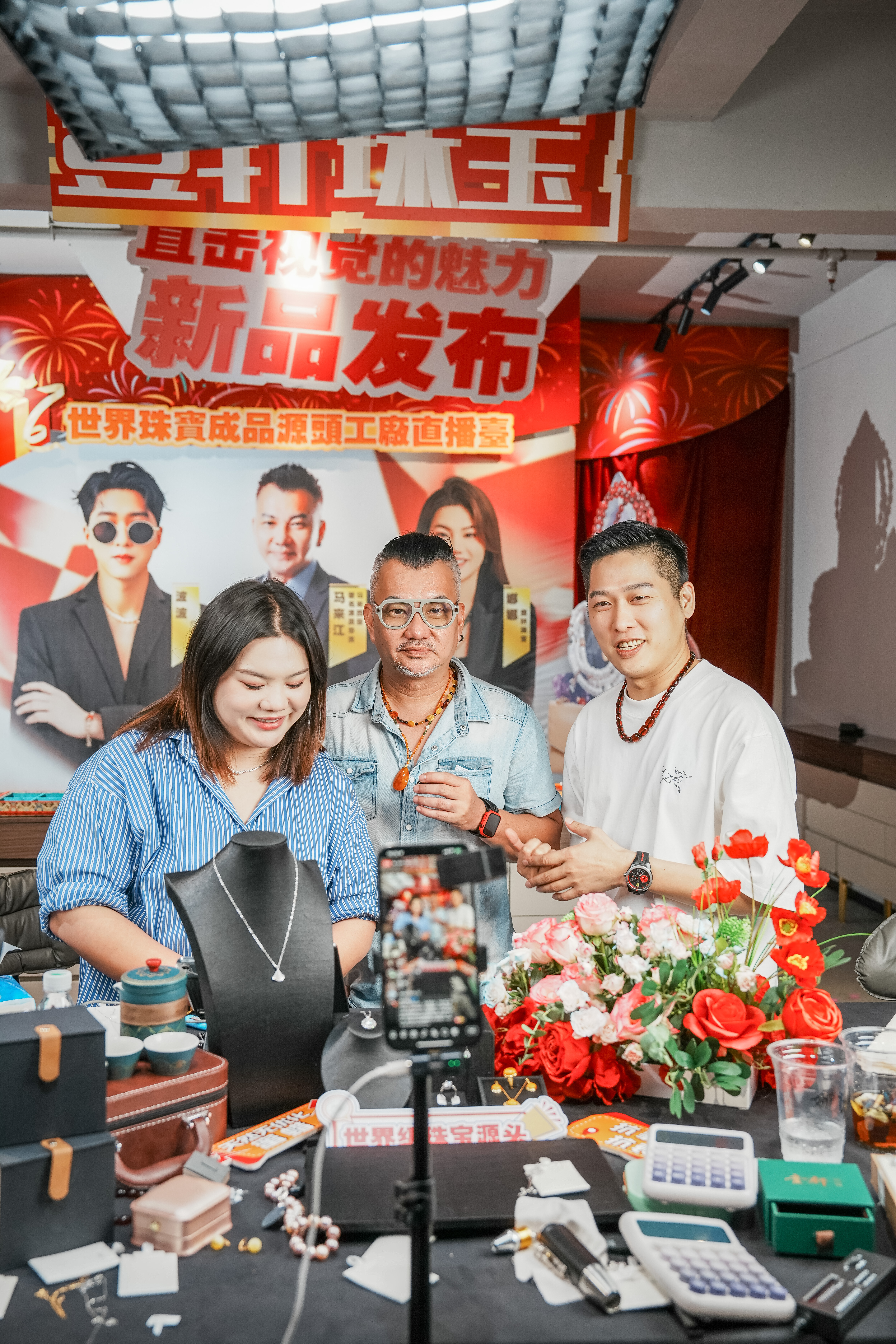 马来西亚著名导演演员马来江空降壹轩珠宝新品发布直播间，共赏莫桑钻闪耀风采