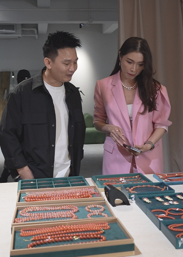 马来西亚著名模特 Amber 谢丽萍双十一到访壹轩珠宝，并签署合作协议