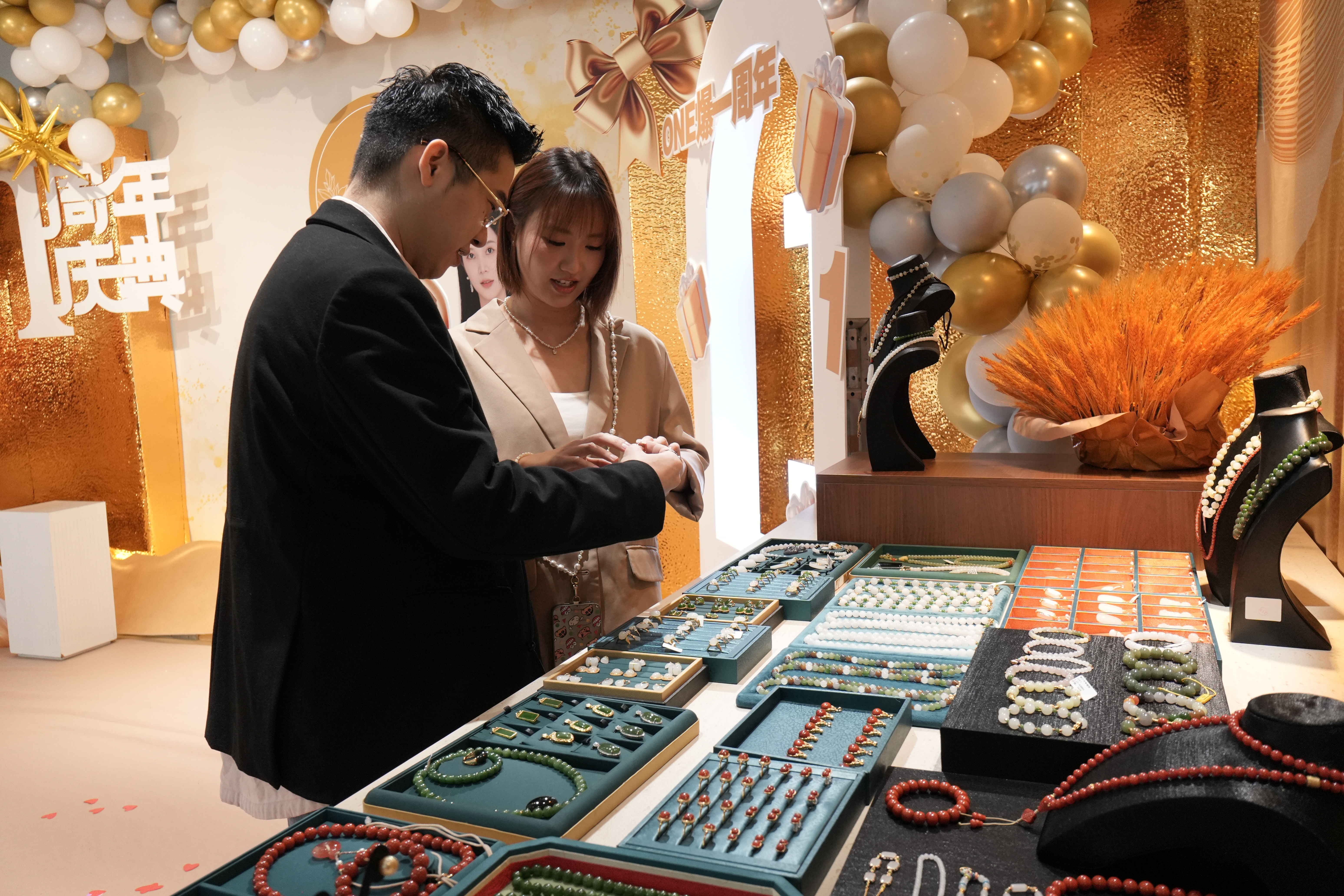 马来西亚著名女艺人可晴到访广州 参与壹轩珠宝12月25日跨年狂欢直播活动