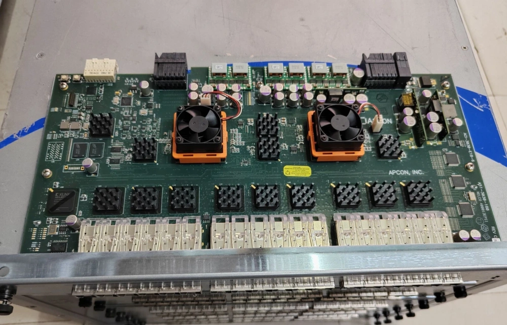 APCON INTELLA PATCH Switch ACI-3288 8x ACI-3030-E18-6 port/1GE/10GE