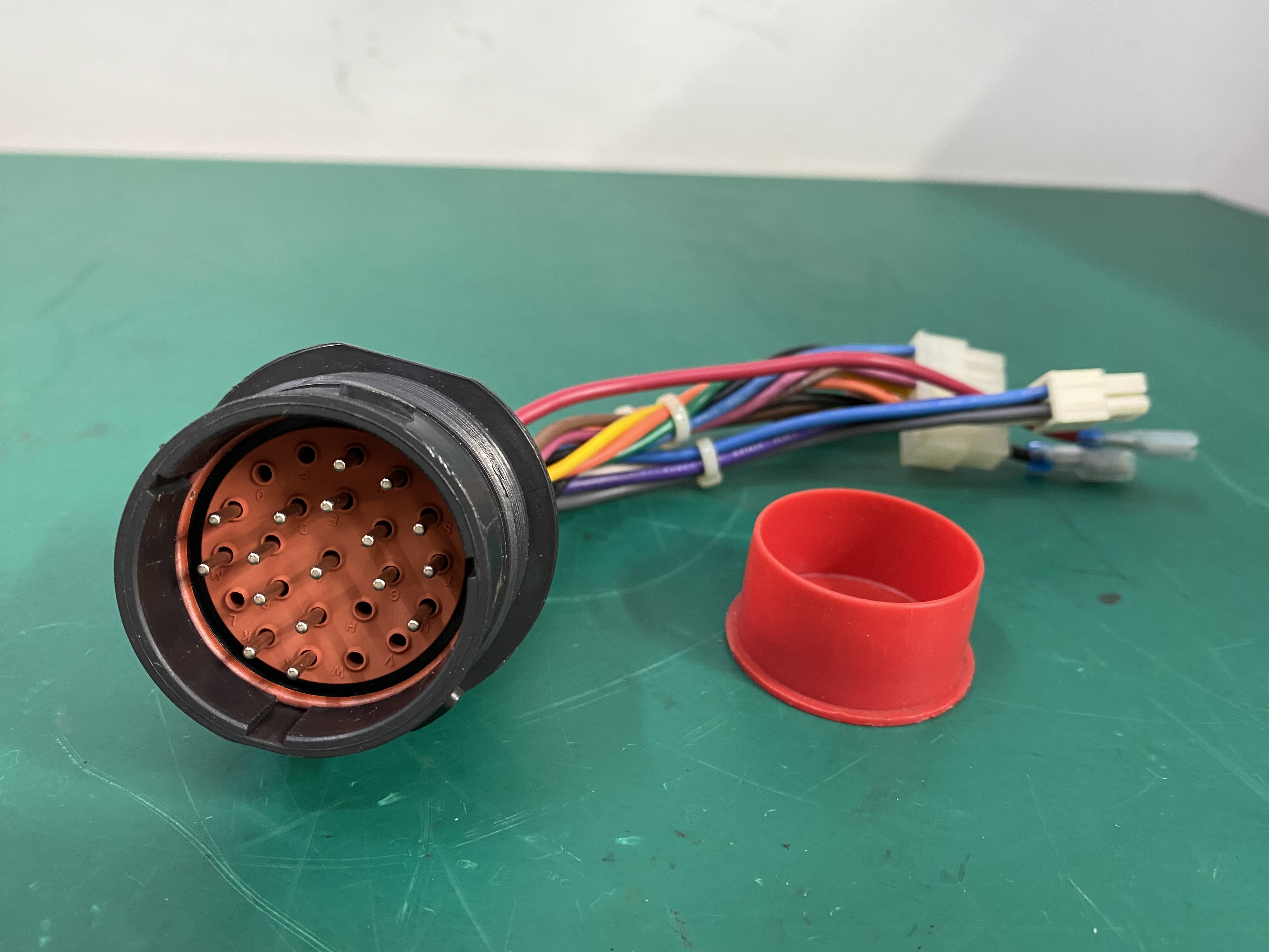 Plug 1432 DEUTSCH HDP24-24-23PN