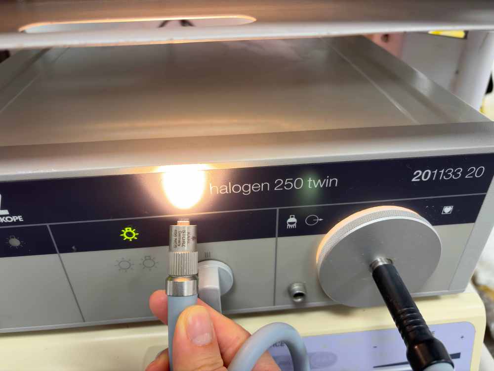 Alt: Live light transmission test of Karl Storz 495 NCS fiber optic cable
