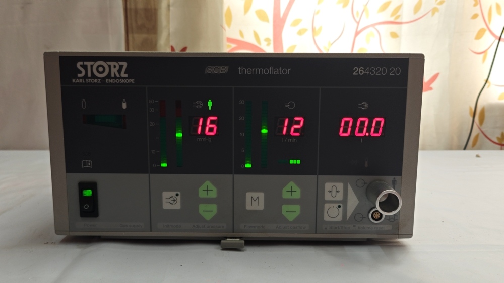 Karl Storz 264320 20 Thermoflator powered on displaying functional digital LED numbers 16 mmHg and 12 l/min