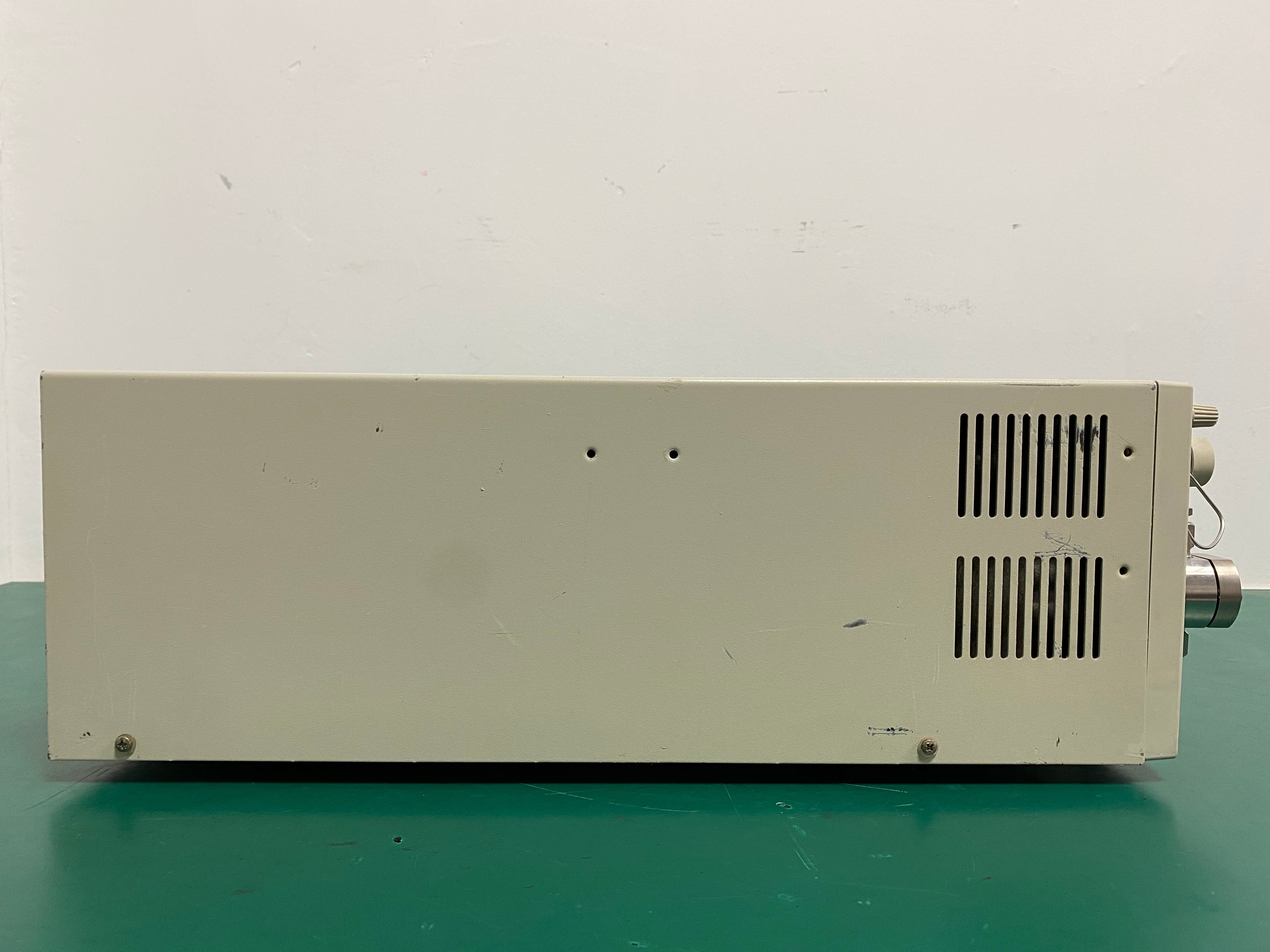 Right side profile view with cooling vents of used Tosoh DP-8020 analytical pump