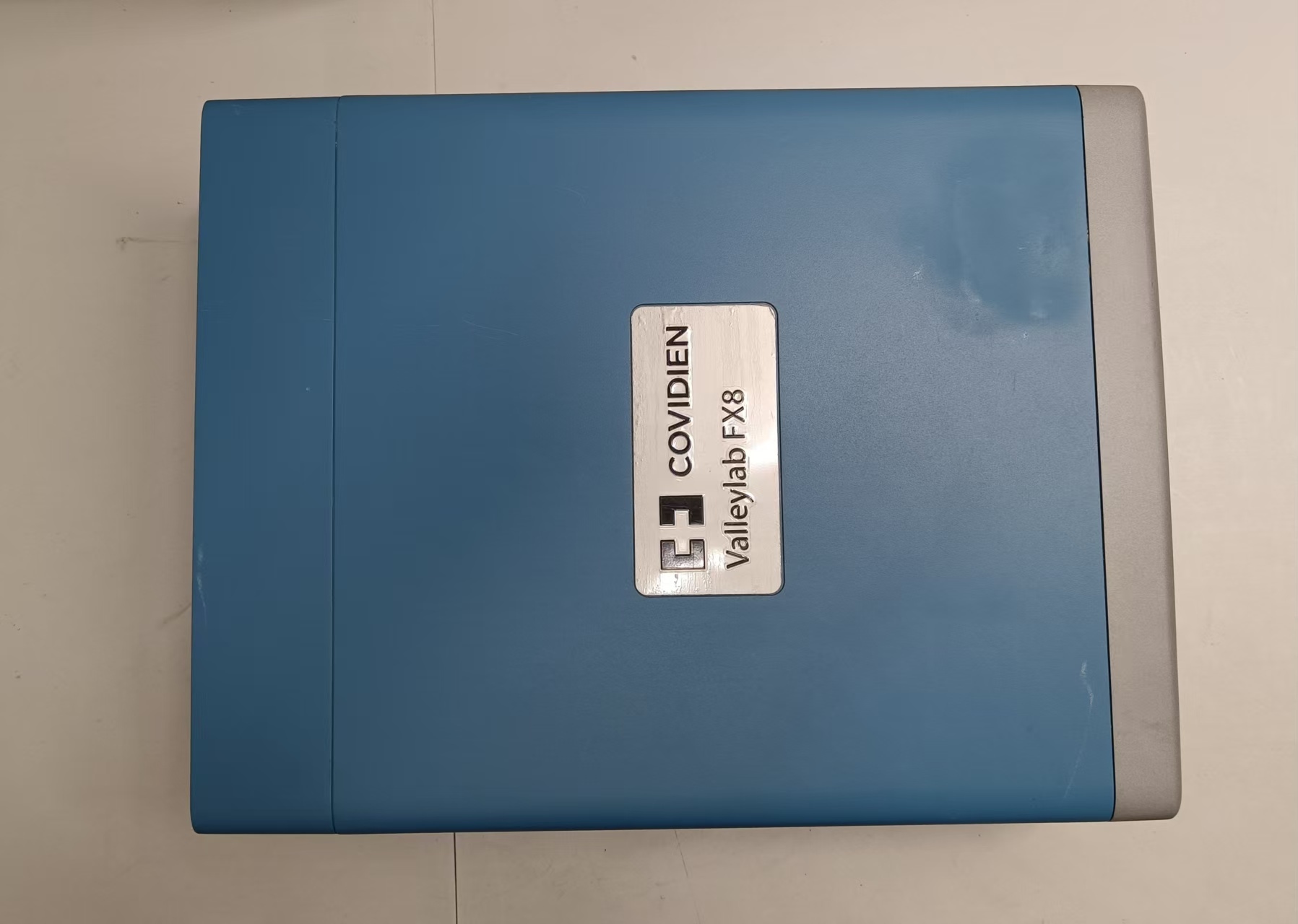 Top casing and logo label of Covidien Valleylab FX8 electrosurgical generator