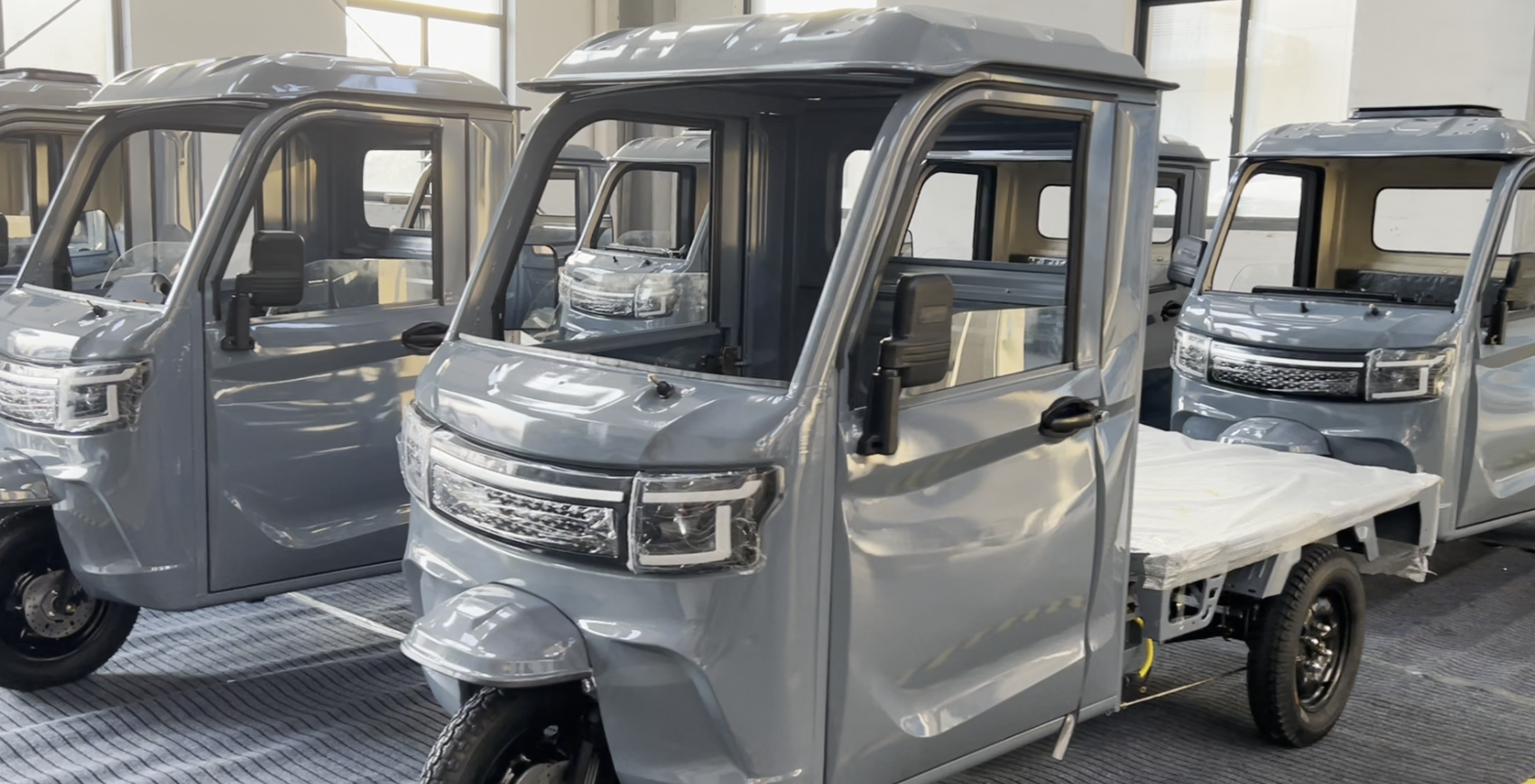 EEC Long Range Heavy Load 3000W Closed CAB Electric Tricycle Direct Sales From Manufacturer