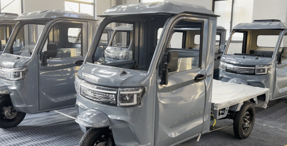 EEC Long Range Heavy Load 3000W Closed CAB Electric Tricycle Direct Sales From Manufacturer