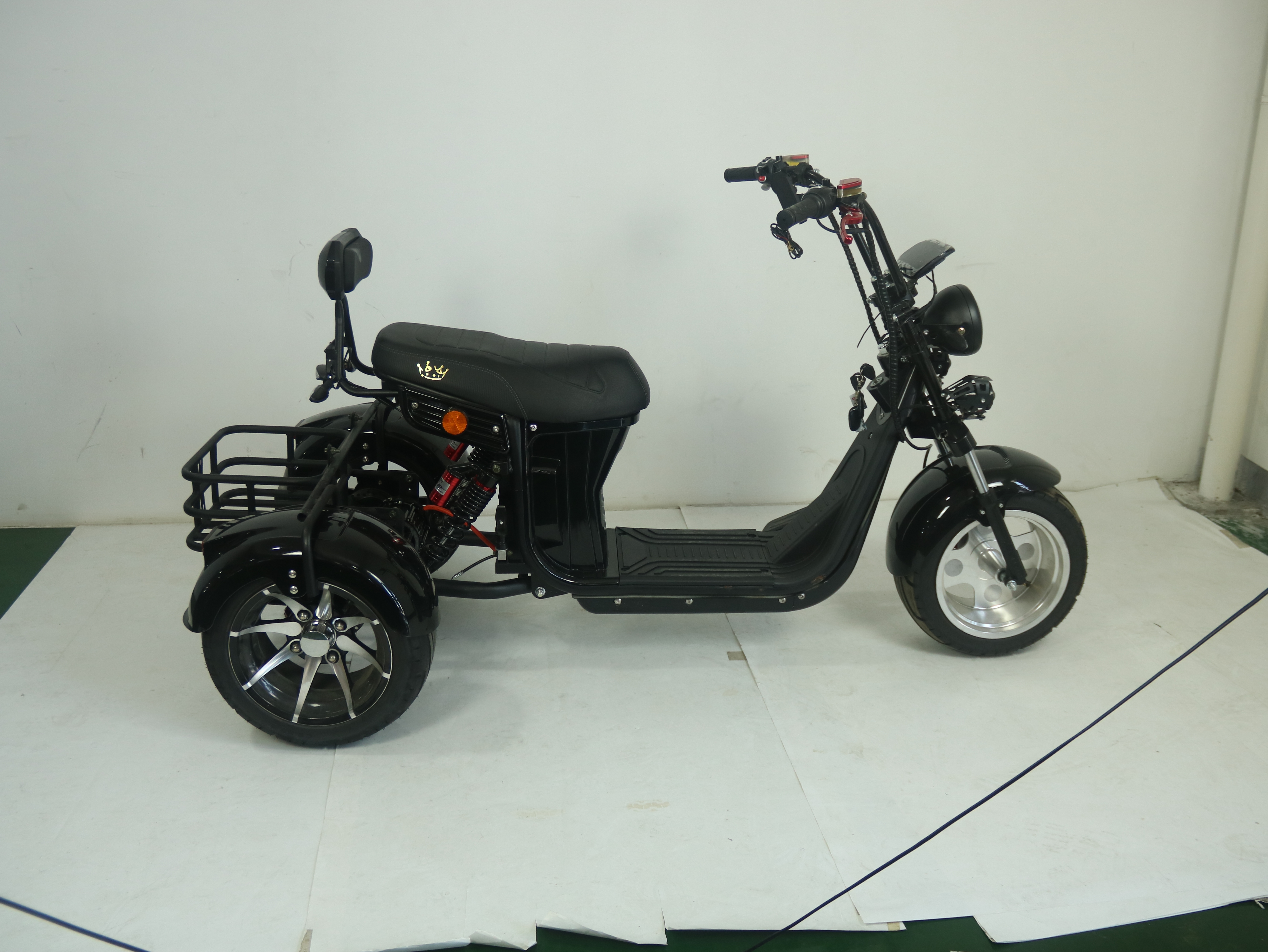 New Model Three Wheel Bike E-Chopper 2000w Powerful Electric Scooter Golf Course Use Citycoco 10inch Tire Dual Battery Power Advanced Trunk