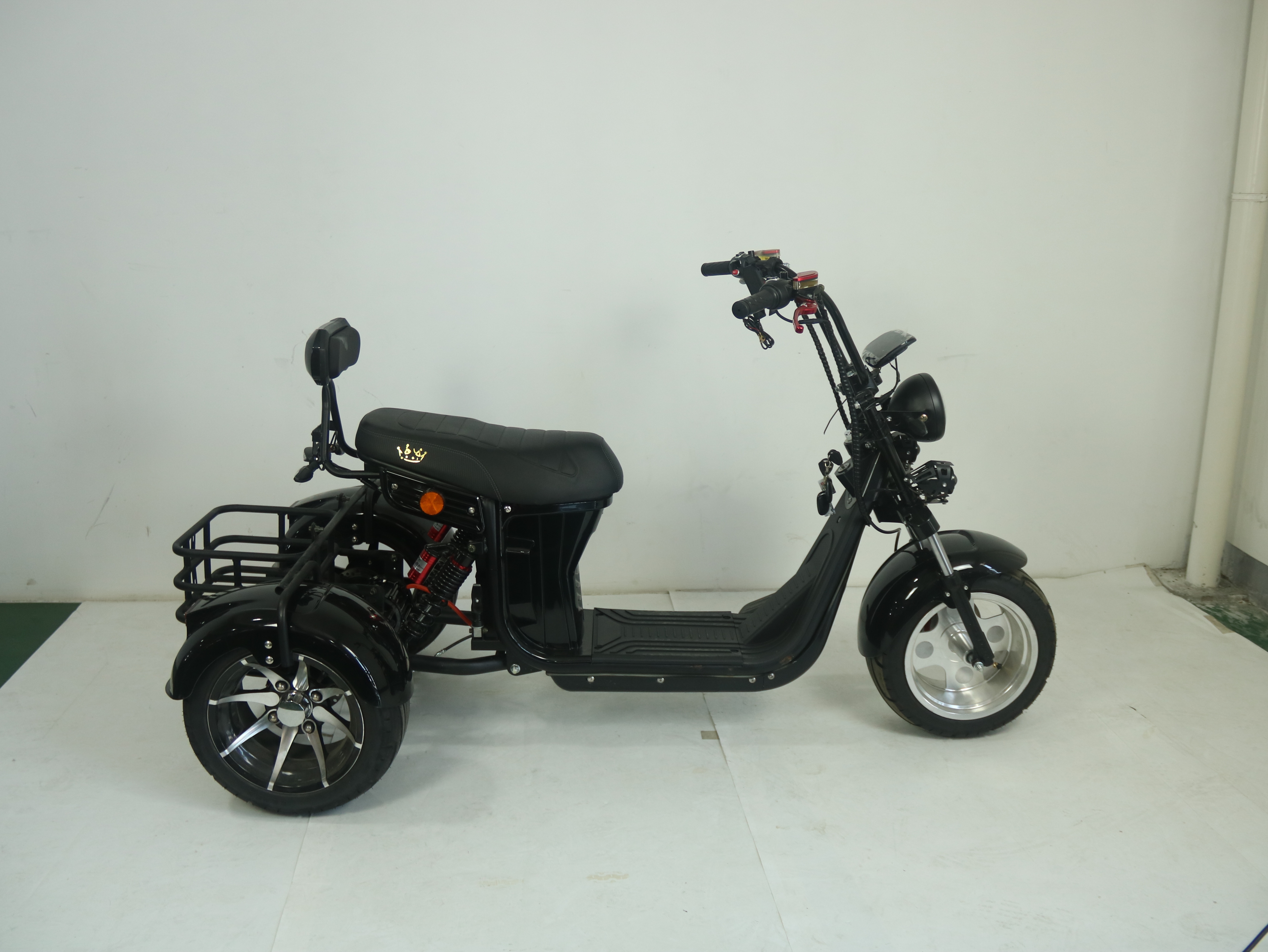 New Model Three Wheel Bike E-Chopper 2000w Powerful Electric Scooter Golf Course Use Citycoco 10inch Tire Dual Battery Power Advanced Trunk