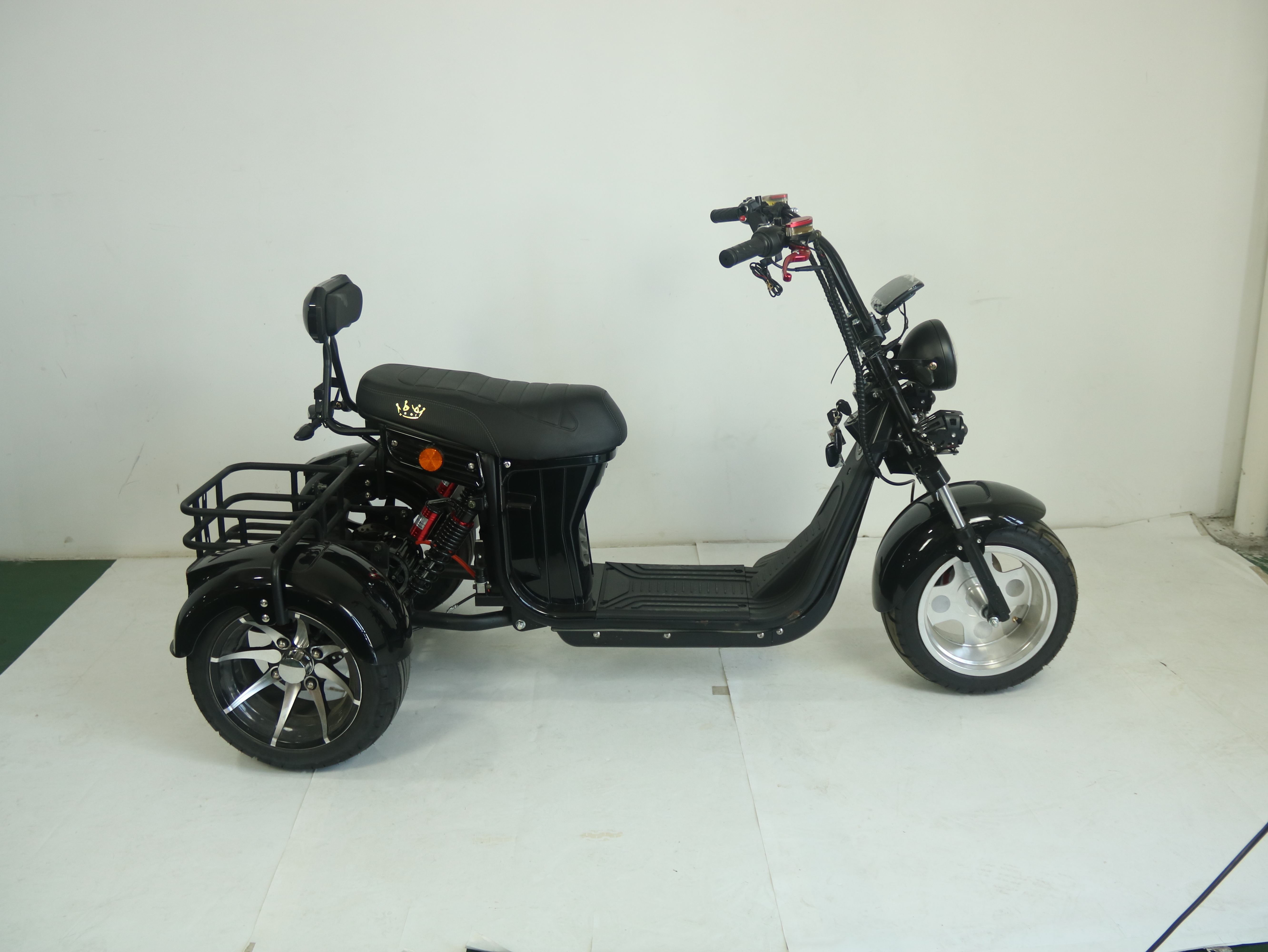 New Model Three Wheel Bike E-Chopper 2000w Powerful Electric Scooter Golf Course Use Citycoco 10inch Tire Dual Battery Power Advanced Trunk