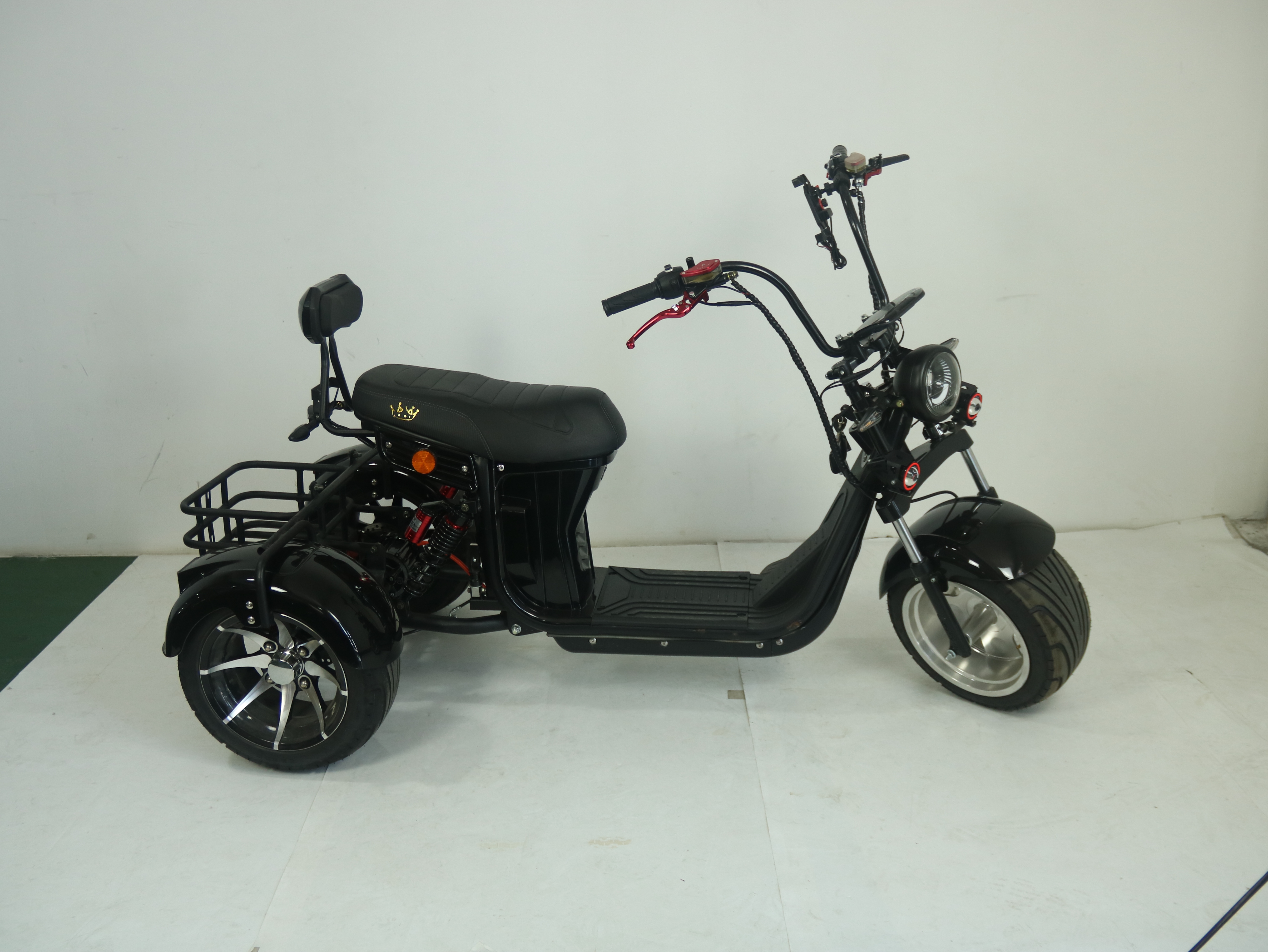 New Model Three Wheel Bike E-Chopper 2000w Powerful Electric Scooter Golf Course Use Citycoco 10inch Tire Dual Battery Power Advanced Trunk