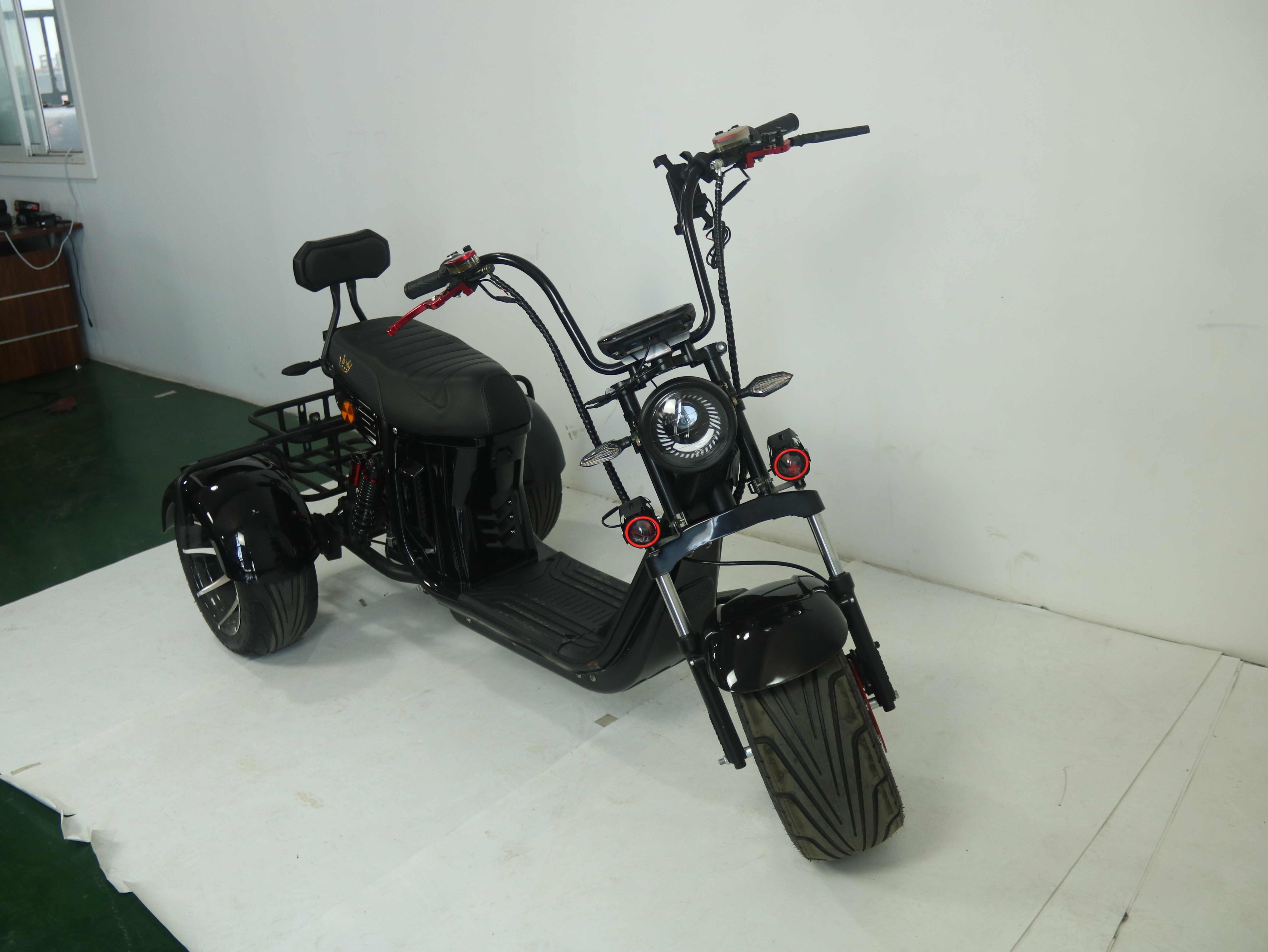 New Model Three Wheel Bike E-Chopper 2000w Powerful Electric Scooter Golf Course Use Citycoco 10inch Tire Dual Battery Power Advanced Trunk