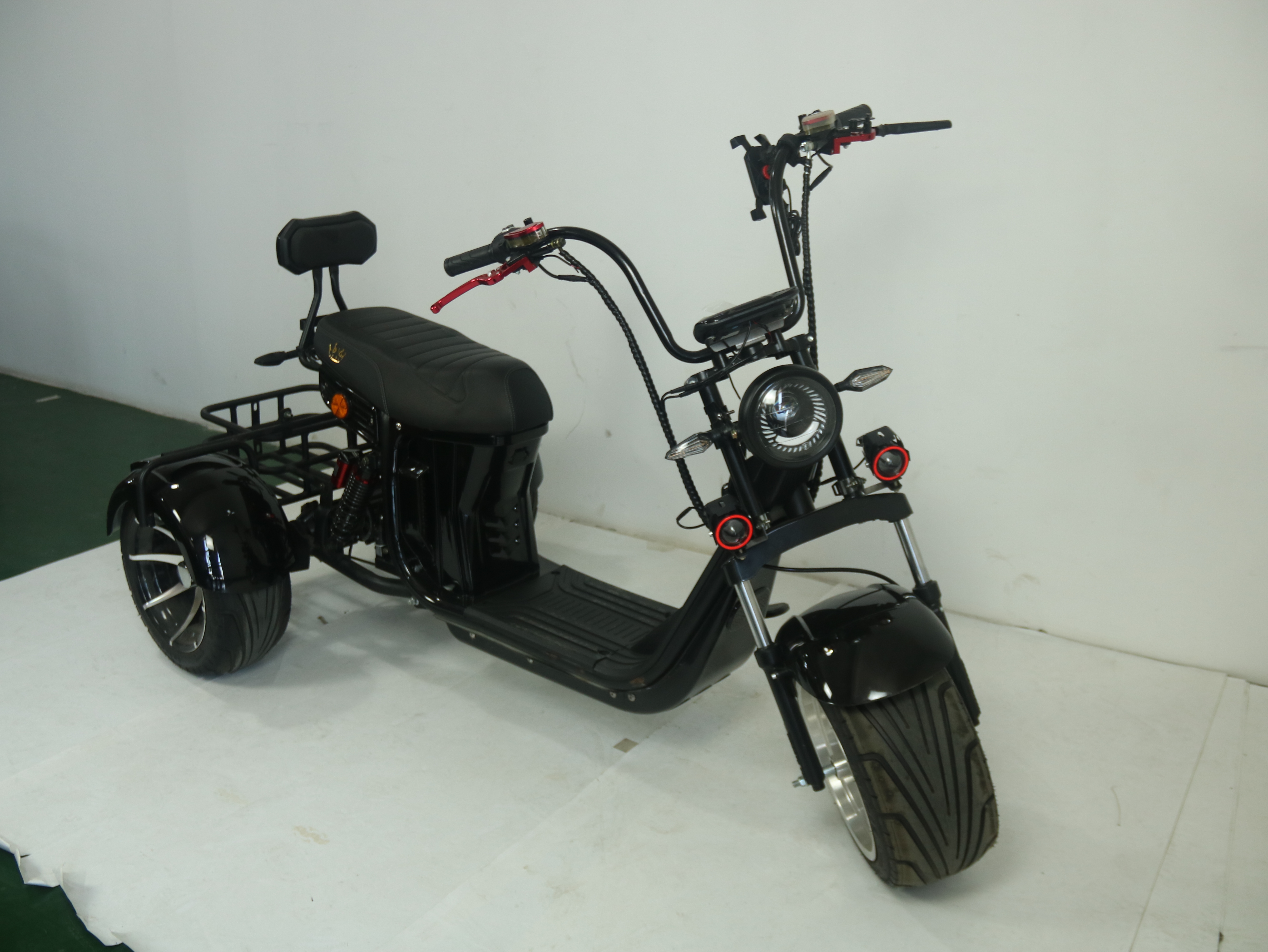 New Model Three Wheel Bike E-Chopper 2000w Powerful Electric Scooter Golf Course Use Citycoco 10inch Tire Dual Battery Power Advanced Trunk