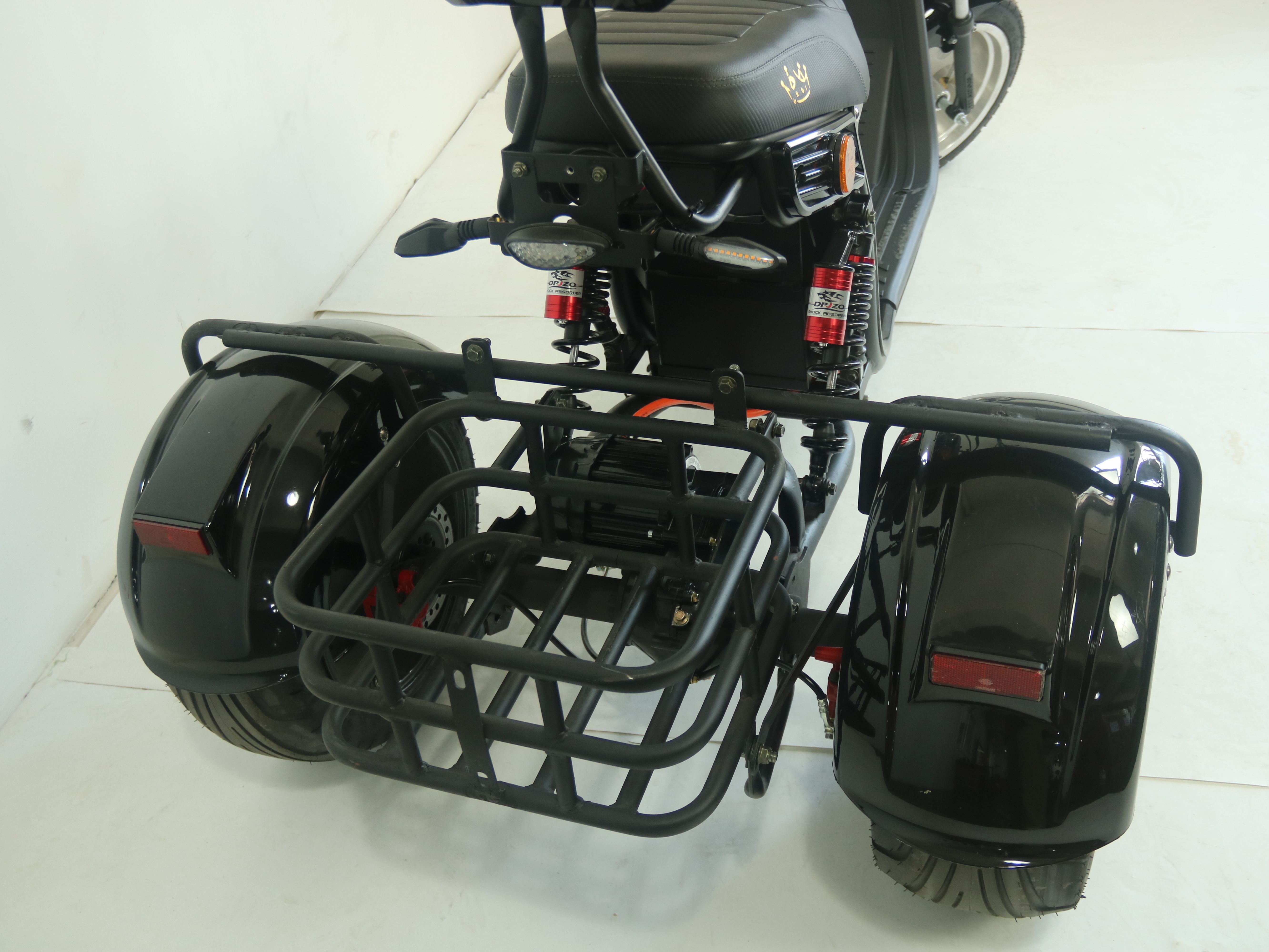 New Model Three Wheel Bike E-Chopper 2000w Powerful Electric Scooter Golf Course Use Citycoco 10inch Tire Dual Battery Power Advanced Trunk