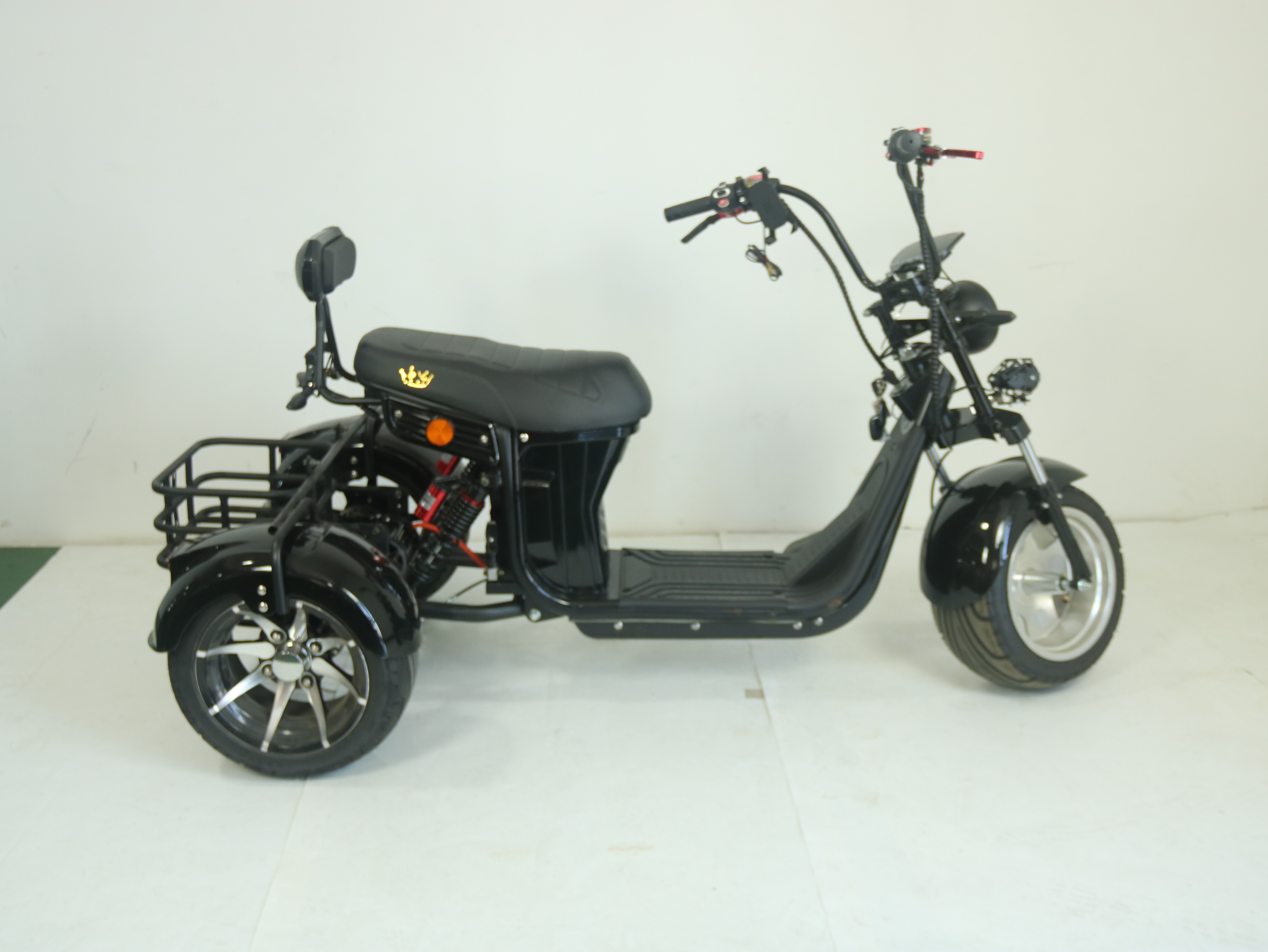 New Model Three Wheel Bike E-Chopper 2000w Powerful Electric Scooter Golf Course Use Citycoco 10inch Tire Dual Battery Power Advanced Trunk