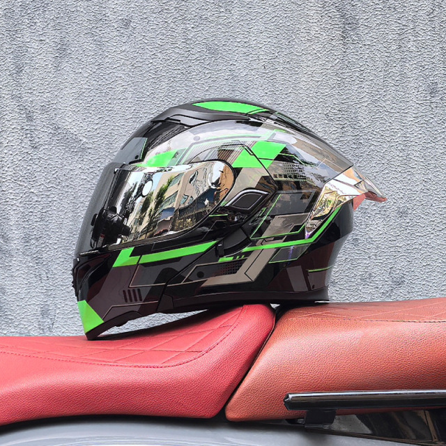 DOT helmet with shinning glass and tail wing
