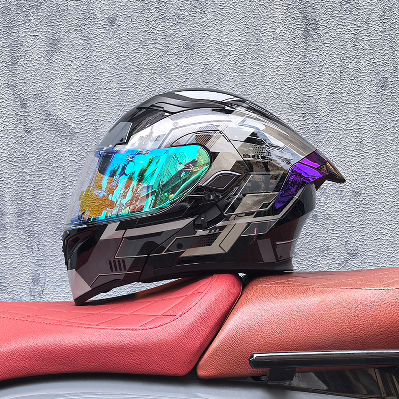 DOT helmet with shinning glass and tail wing