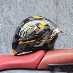 DOT helmet with shinning glass and tail wing
