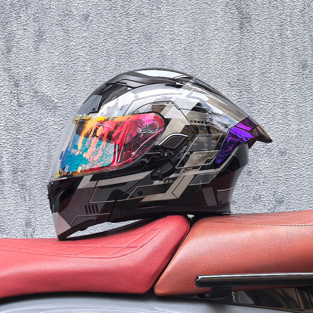 DOT helmet with shinning glass and tail wing