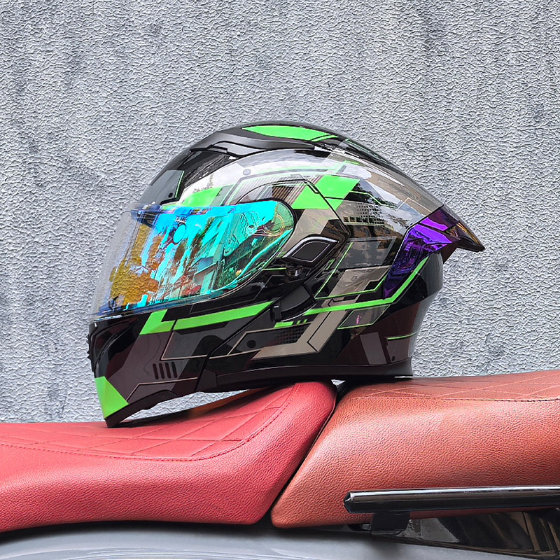 DOT helmet with shinning glass and tail wing