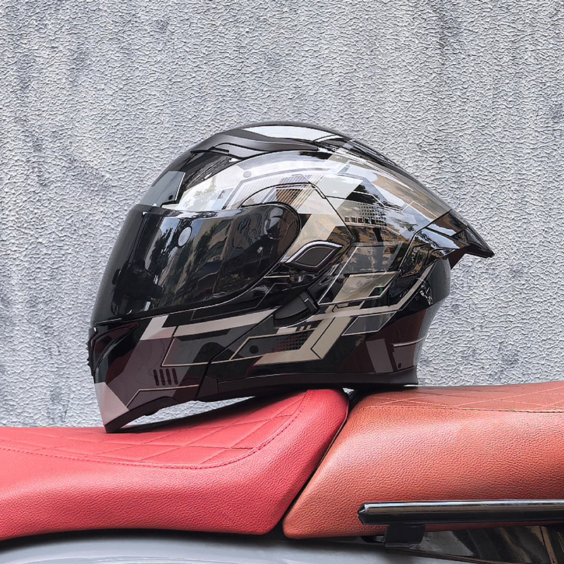 DOT helmet with shinning glass and tail wing