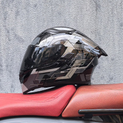 DOT helmet with shinning glass and tail wing