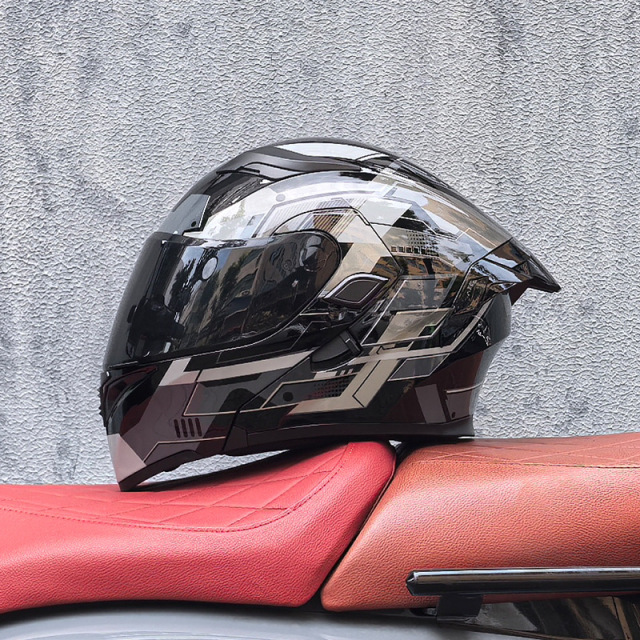 DOT helmet with shinning glass and tail wing