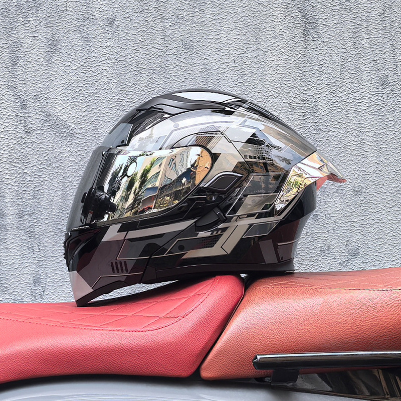 DOT helmet with shinning glass and tail wing