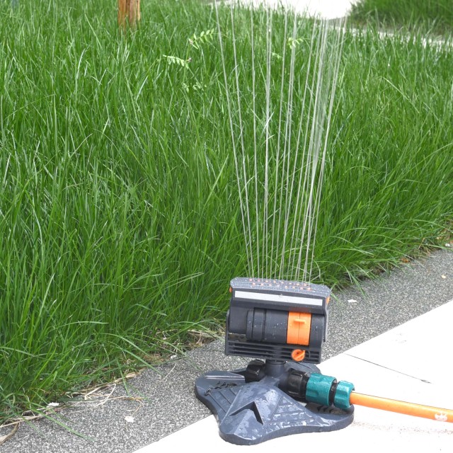16 holes garden water oscillate Sprinkler for lawn irrigation,16 Holes Oscillating Sprinkler, Adjustable Garden Lawn Water Sprinkler