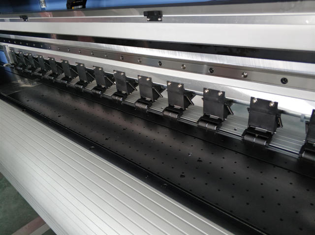 1.8m 4 Heads DX5/I3200 Sublimation Printer Rolling And Winding Behind