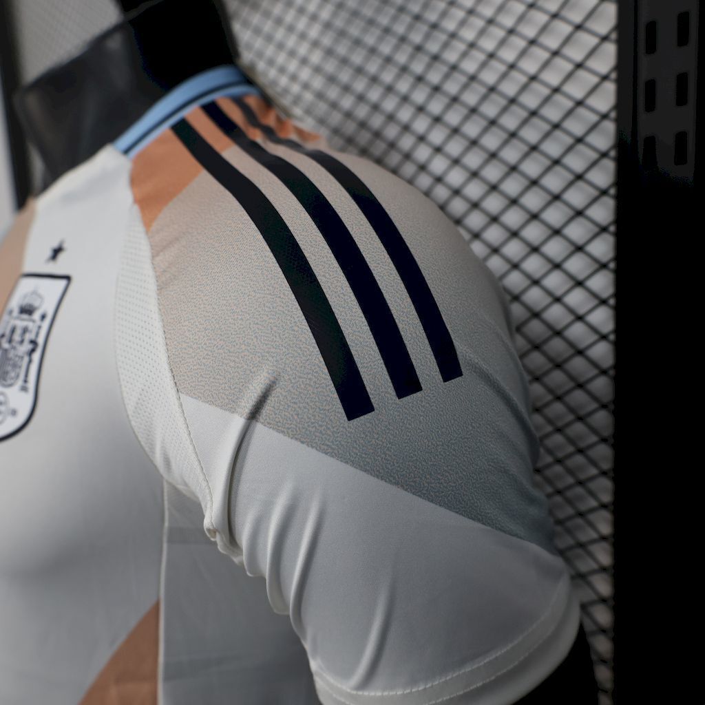 The player version of the men's Spanish away jersey for the 2026 World Cup