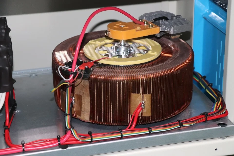 Интеллектуальные автоматические регуляторы напряжения (AVR) мощностью 10 кВА, 15 кВА, 30 кВА, 40 кВА, 60 кВА, трехфазные регуляторы/стабилизаторы напряжения.