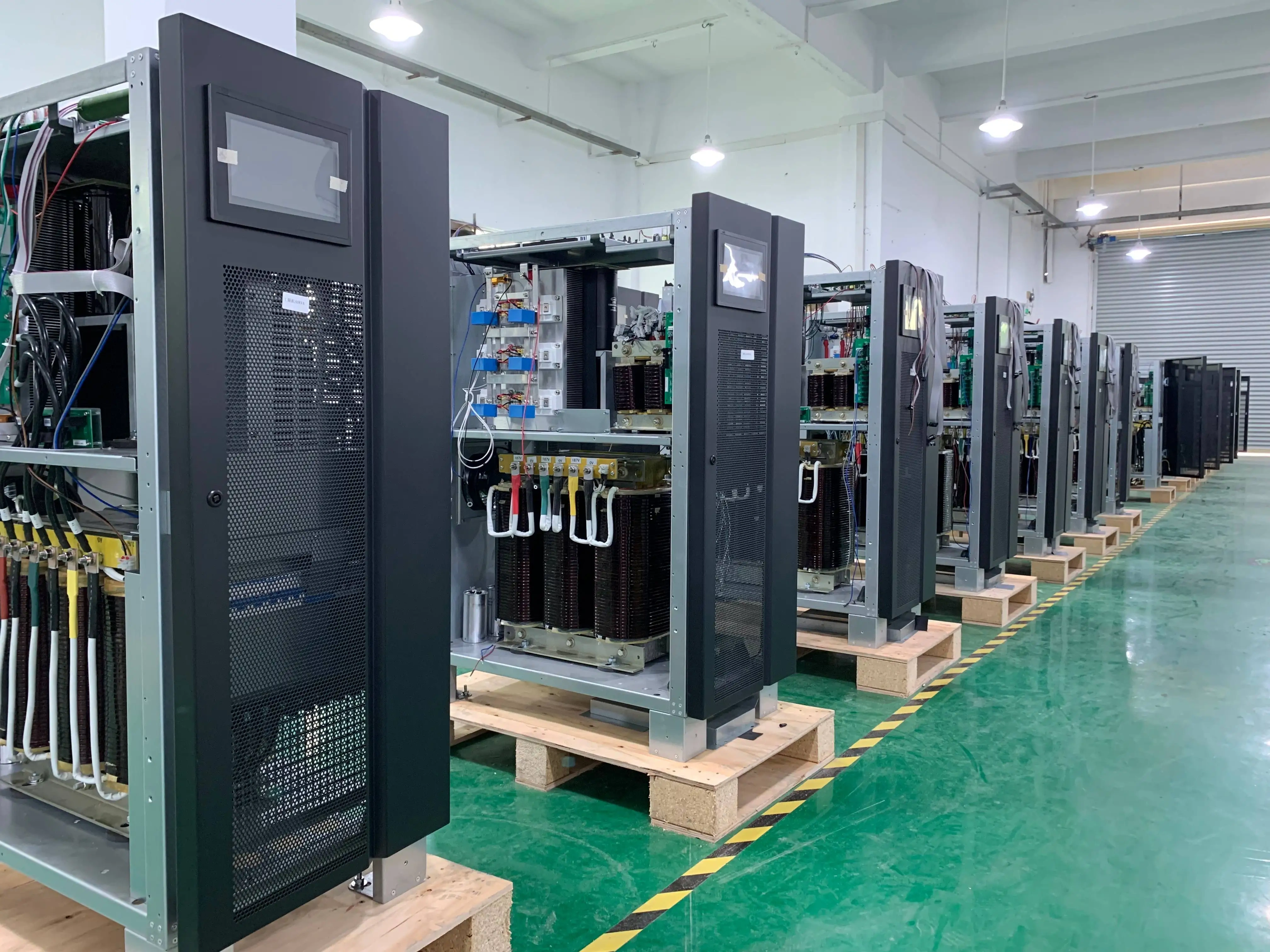 SAI trifásico personalizado de 220 V/380 V/440 V/480 V de baja frecuencia, de grado industrial, de 200 kVA con transformador de aislamiento