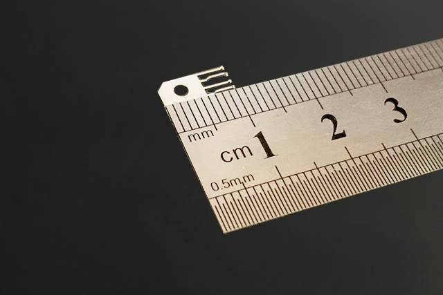 Terminales de matriz de estampación progresiva para sensores