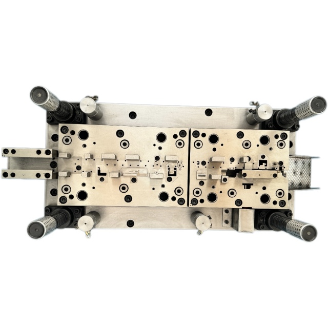 Troquel de estampación progresivo—Automático