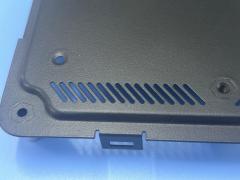 Pieza estampada remachada en matriz