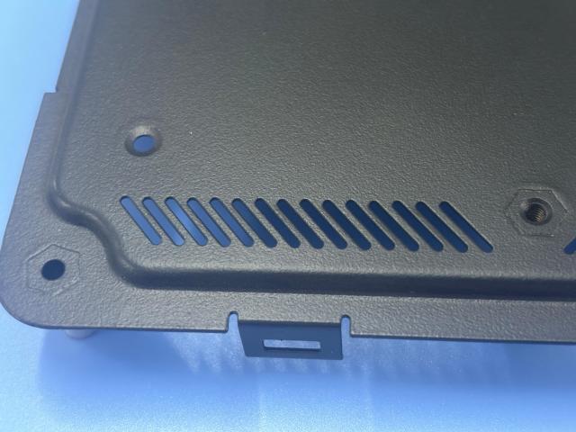 Pieza estampada remachada en matriz