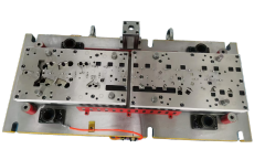 Matriz de estampación progresiva con máquina roscadora