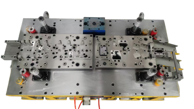 Matriz de estampación progresiva con máquina roscadora