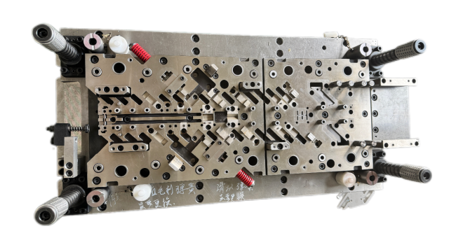 Troquel de estampación progresivo — Automático