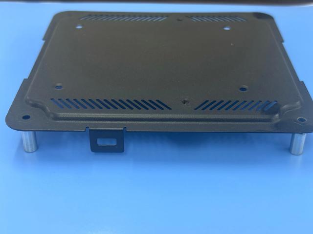 Pieza estampada remachada en matriz